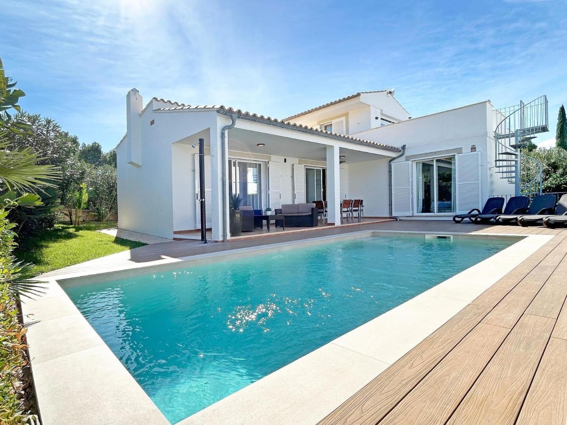 Ferienhaus Ferienvilla, Mit Pool, Grosser Terrasse Und Atemberaubenden Meerblick U Bergblick